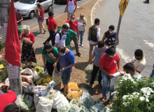Fórum faz doação de alimentos da agricultura familiar em terminal de ônibus