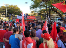 Ruas de Goiânia são tomadas por manifestantes pela democracia e pela educação