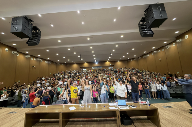 Administrativos(as) da Educação de Goiânia mantém estado de greve.