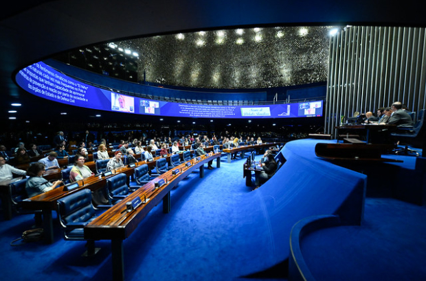 PEC da escravidão apresentada no Senado ameaça redução da jornada de trabalho