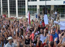 Professores decidem nesta segunda se permanecem em greve em Goiás