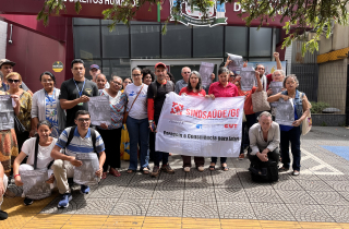 Trabalhadores(as) protestam contra transferência do CSF Jardim das Aroeiras.